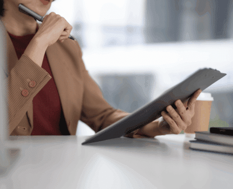 A business leader carefully evaluating an executive onboarding checklist. Oggi Talent emphasizes a structured integration period to help new executives align with company culture and hit performance milestones faster.